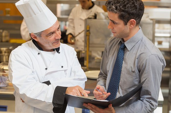 Quản lý ngành nhà hàng và dịch vụ ăn uống chịu trách nhiệm kiểm chứng chất lượng món ăn và an toàn vệ sinh thực phẩm
