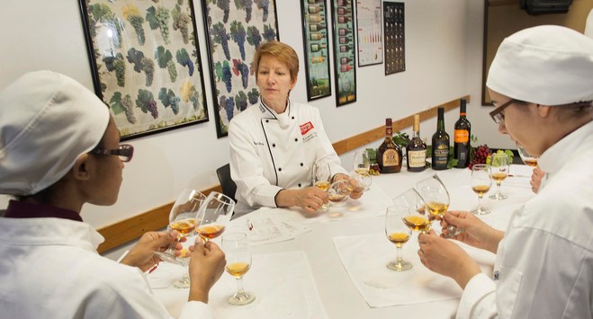 Một tiết học thú vị về rượu của sinh viên đang theo học Culinary Management tại Canada