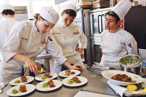 Sinh viên được Đầu bếp tại nhà hàng hướng dẫn nhiệt tình trong quá trình thực tập